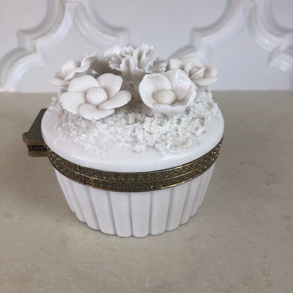 Vintage White Porcelain Vanity Box Flowers Italy - Picture 1 of 8